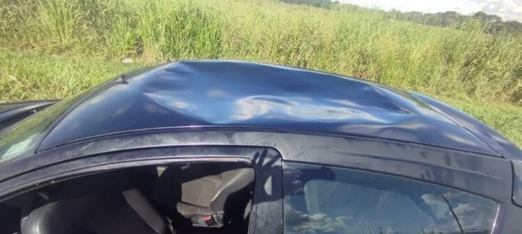 PRF prende dupla por direção perigosa na BR-153: motorista bêbado e passageiro nu no teto do carro