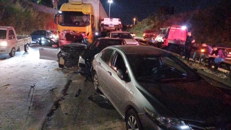 Idoso morre em colisão com carreta na BR-153 em Goiânia; três ficam feridos