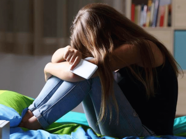 “Redes sociais estão gerando jovens ansiosos, isolados e tristes”, alerta coordenadora de Psicologia da FAMA em entrevista exclusiva