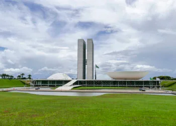 Derrubada de vetos e decretos marcam semana encurtada no Congresso