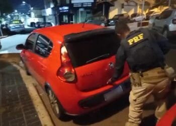 PRF apreende 201 kg de maconha e prende motorista com veículo roubado em Anápolis