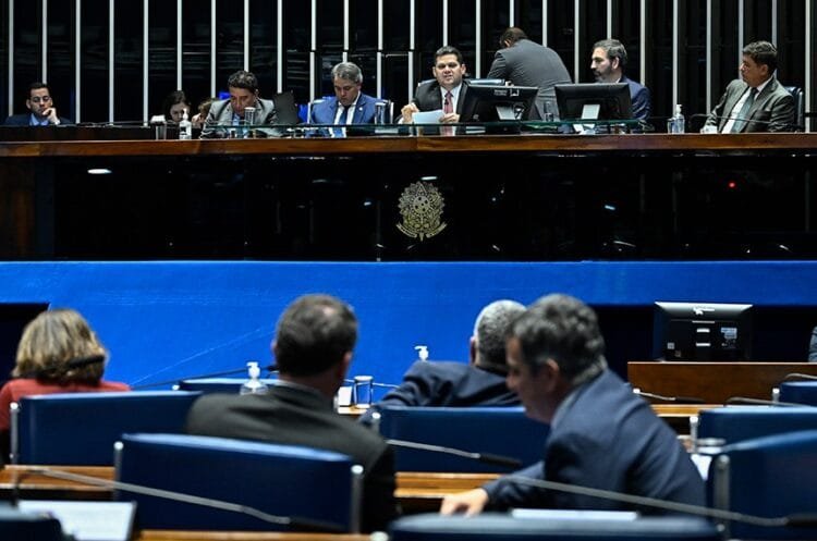 Câmara dos Deputados terá 18 cadeiras a mais em 2026: Senado aprova aumento e projeto volta para análise final dos deputados