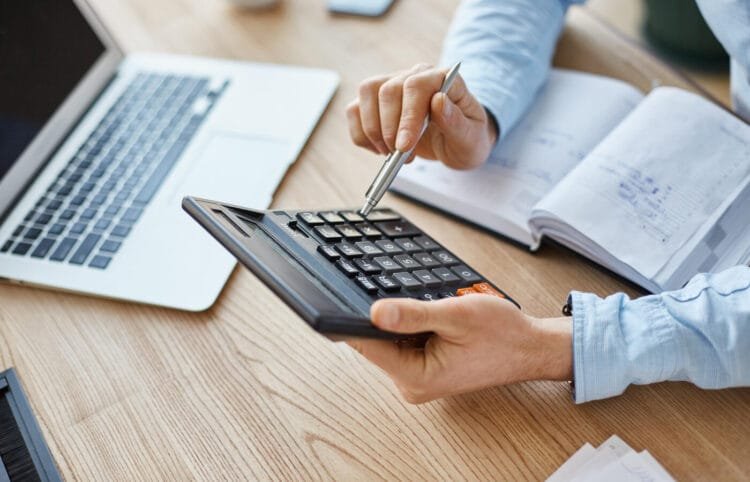 Gasto com pessoal é 6 vezes maior do que com investimentos, mostra plataforma Gasto Brasil