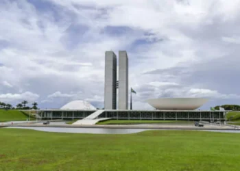 Antes do recesso, Congresso tenta destravar reformas e frear crise entre os Poderes