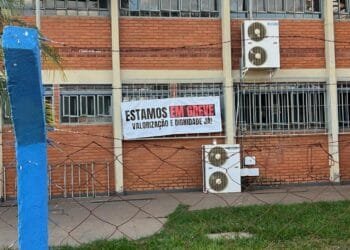 Servidores da UEG entram em greve e exigem aprovação de plano inédito de carreira: “O PCR é inegociável”