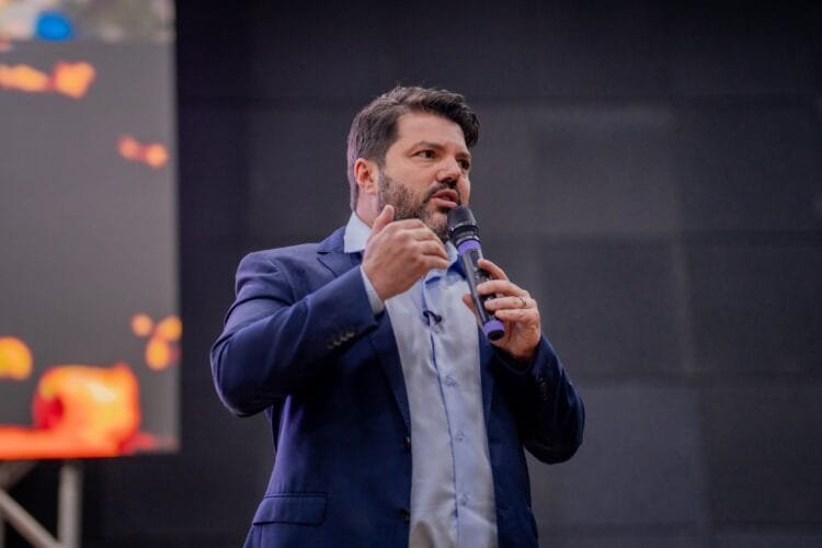 “Cidade está destruída e burocracia trava soluções”, diz Márcio Corrêa ao justificar adesão a atas de registro de preços