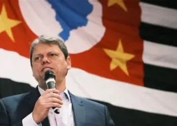 Tarcísio critica Lula após tarifa de Trump contra Brasil: “Não adianta se esconder atrás do Bolsonaro”