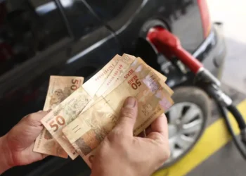 Gasolina, luz e passagens aéreas pressionam inflação em grandes cidades