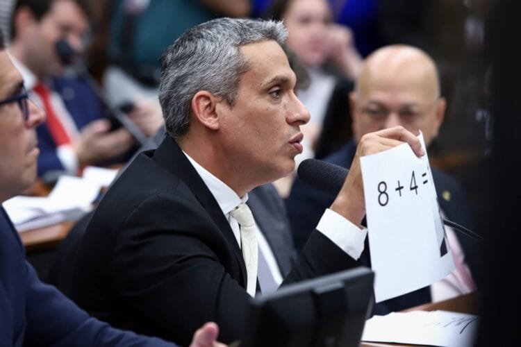 Parlamentar aciona MPF contra ministro Alexandre de Moraes por ato obsceno em local público