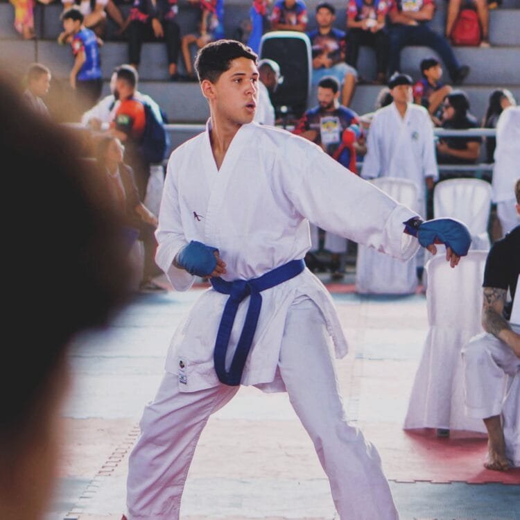 De Anápolis para Dublin: jovem de 19 anos disputa campeonato internacional de karatê na Irlanda