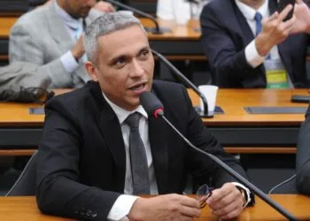 Gayer aciona TCU após venda polêmica de minas brasileiras para estatal chinesa