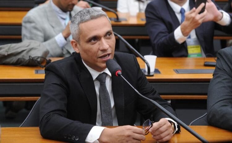 Gayer aciona TCU após venda polêmica de minas brasileiras para estatal chinesa