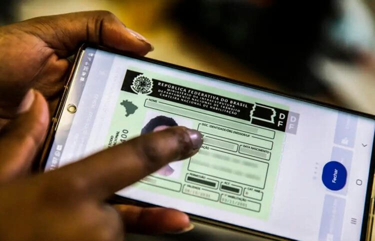 Proposta no Congresso pode anular multas por esquecer CNH se motorista comprovar habilitação