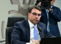 Flávio Bolsonaro acusa Alexandre de Moraes de “destruir a democracia” e pede impeachment do ministro do STF