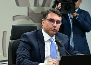 Flávio Bolsonaro acusa Alexandre de Moraes de “destruir a democracia” e pede impeachment do ministro do STF