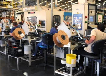 Indústria perde ritmo e deve crescer apenas 1,7% em 2025, aponta CNI