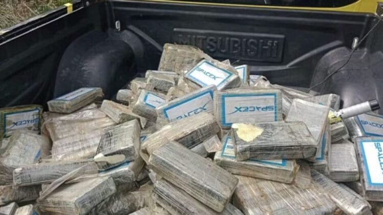 Avião com quase 200 kg de cocaína cai, e ‘rótulo’ das drogas chama a atenção