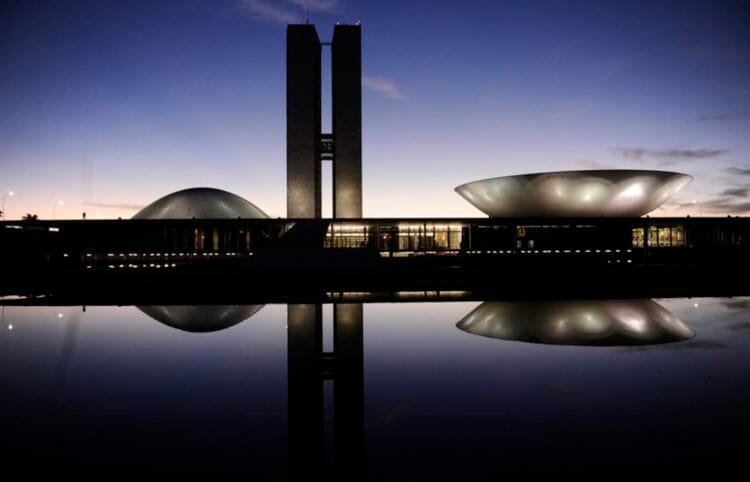 Congresso inicia semana com foco em anistia, PEC da Blindagem e CPMI do INSS