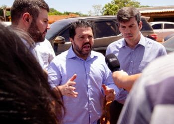 “Chega de conversa, começa a resolver”: Márcio Corrêa diz que Prefeitura faz sua parte e promete multas duras contra empresas responsáveis por fios irregulares