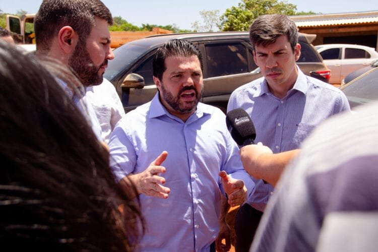 “Chega de conversa, começa a resolver”: Márcio Corrêa diz que Prefeitura faz sua parte e promete multas duras contra empresas responsáveis por fios irregulares