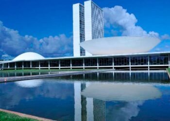 Câmara retoma votações com foco no ajuste fiscal e em medidas de impacto popular