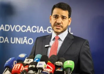 Semana começa com tensão no Senado após indicação de Jorge Messias ao STF