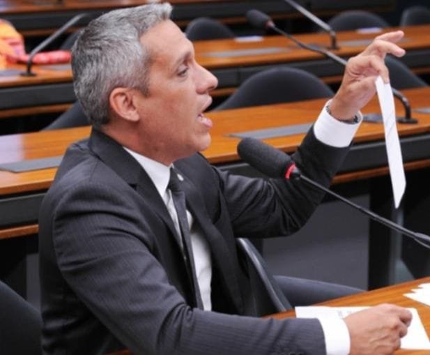 Gayer cobra explicações sobre gasto em mais de R$ 70 mil com passagem aérea do ministro Padilha para a China