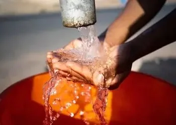 Brasil desperdiça o equivalente a 6 mil piscinas olímpicas de água tratada por dia, revela Trata Brasil