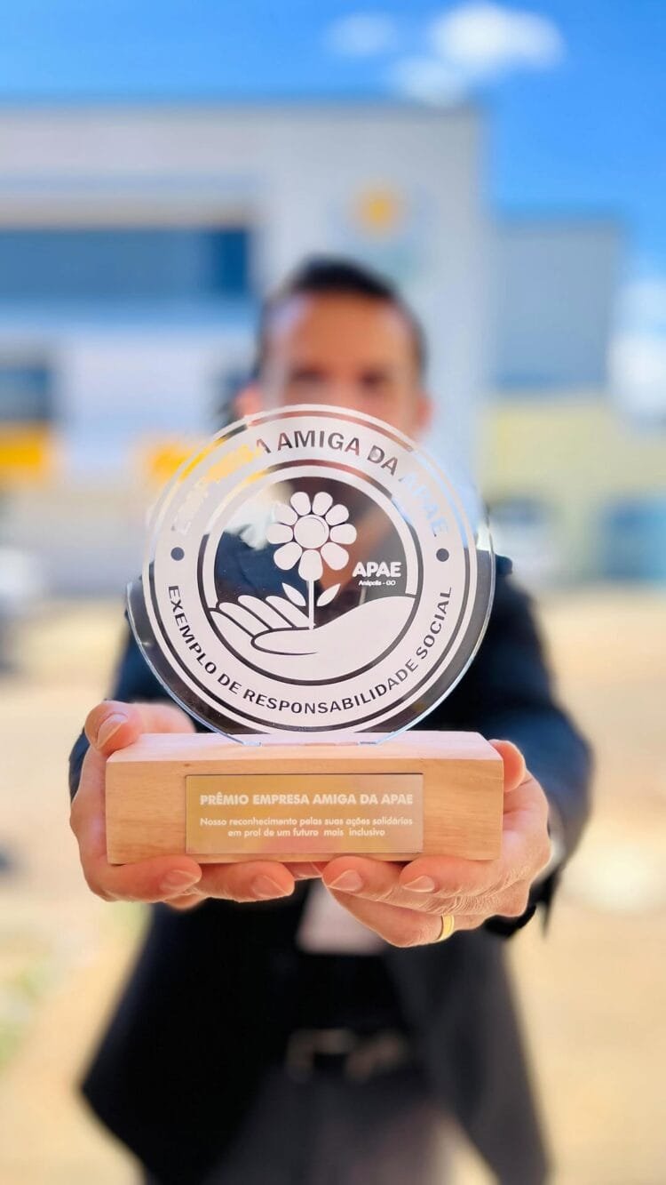 FAMA recebe troféu Empresa Amiga da APAE e reforça compromisso com formação em saúde e impacto social