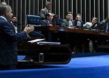 Senado aprova lei que proíbe descontos associativos em benefícios do INSS