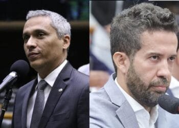 André Janones pode ter o mandato cassado por atacar Gustavo Gayer