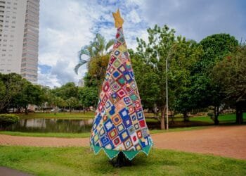 Anápolis inaugura primeira árvore de Natal de crochê no Parque Ipiranga