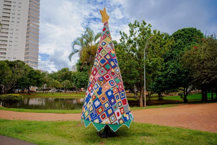 Anápolis inaugura primeira árvore de Natal de crochê no Parque Ipiranga