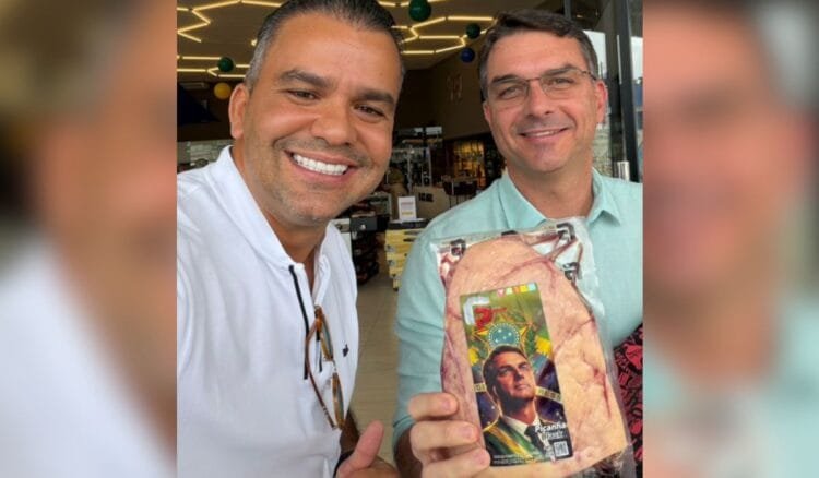Flávio Bolsonaro agradece homenagem em frigorífico de Goiânia e ganha picanha com seu nome