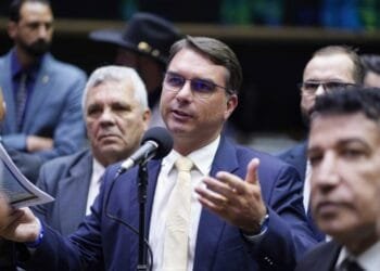 Flávio Bolsonaro acusa Alexandre de Moraes de colocar em risco a saúde do ex-presidente e cobra liberação de cirurgia
