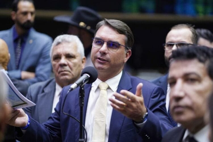 Flávio Bolsonaro acusa Alexandre de Moraes de colocar em risco a saúde do ex-presidente e cobra liberação de cirurgia