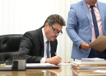 Pedido de prisão domiciliar humanitária a Bolsonaro reúne apoio de 34 senadores e será enviado ao STF