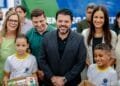 “Educação começa no primeiro dia”, diz Márcio Corrêa ao entregar kits escolares