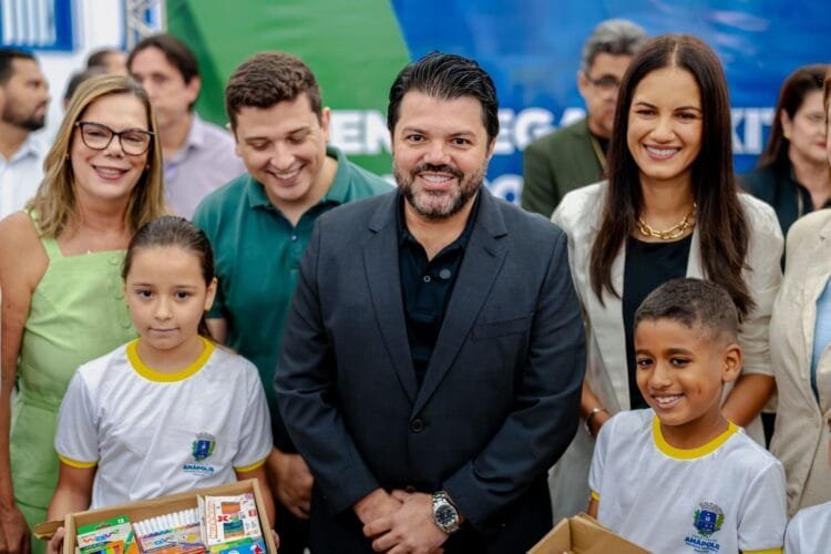 “Educação começa no primeiro dia”, diz Márcio Corrêa ao entregar kits escolares