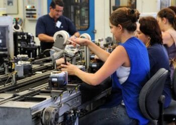 Juros altos restringem acesso ao crédito e reduzem competitividade industrial, aponta CNI