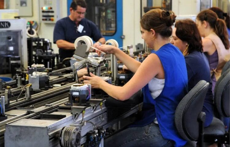 Juros altos restringem acesso ao crédito e reduzem competitividade industrial, aponta CNI