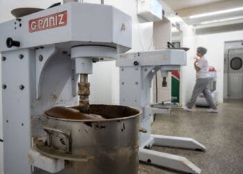 Juros altos fazem faturamento da indústria estagnar em 2025