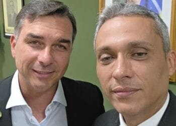 “Você é um cara leal e preparado”: Flávio Bolsonaro chancela Gustavo Gayer ao Senado e fortalece palanque em Goiás