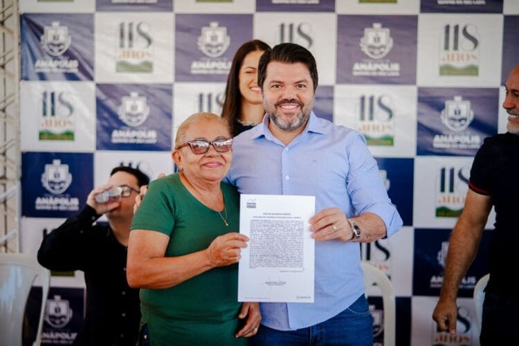 Prefeitura de Anápolis entrega escrituras após décadas de espera e garante dignidade a famílias
