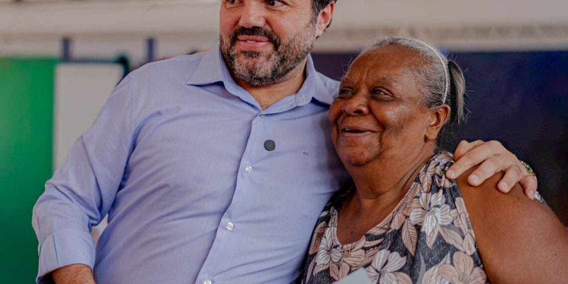 Após décadas de espera, famílias recebem escrituras e Prefeitura entrega regularização histórica em Anápolis