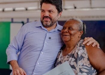 Após décadas de espera, famílias recebem escrituras e Prefeitura entrega regularização histórica em Anápolis