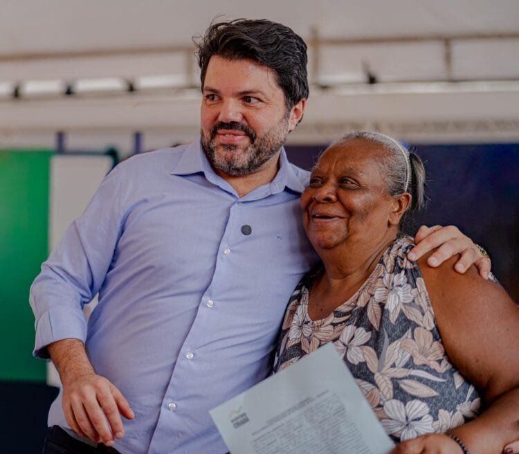 Após décadas de espera, famílias recebem escrituras e Prefeitura entrega regularização histórica em Anápolis