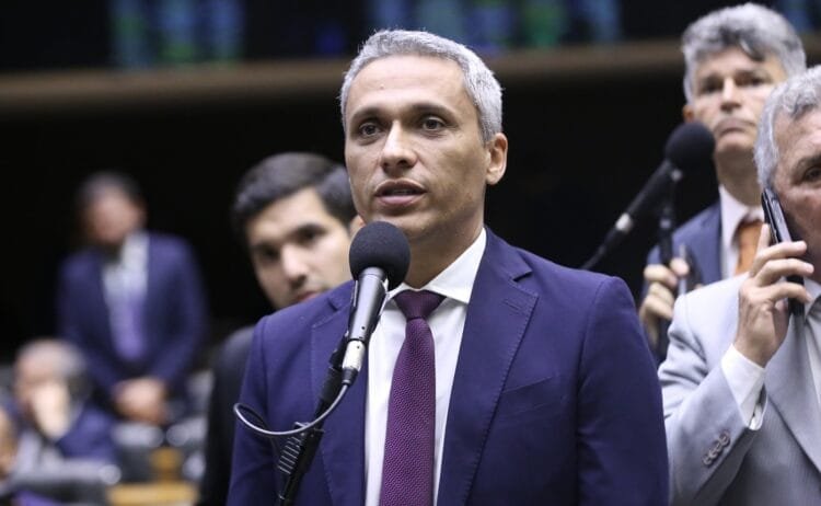 Líder da Minoria na Câmara, Gayer protocola três medidas para fiscalizar política de patrocínios da Caixa e reforçar transparência no uso de recursos públicos