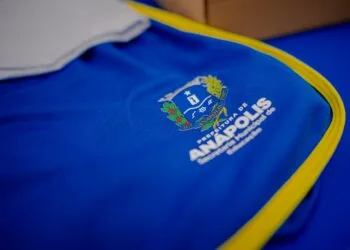 Distribuição de uniformes segue cronograma e atende 20 escolas nesta sexta-feira (13)