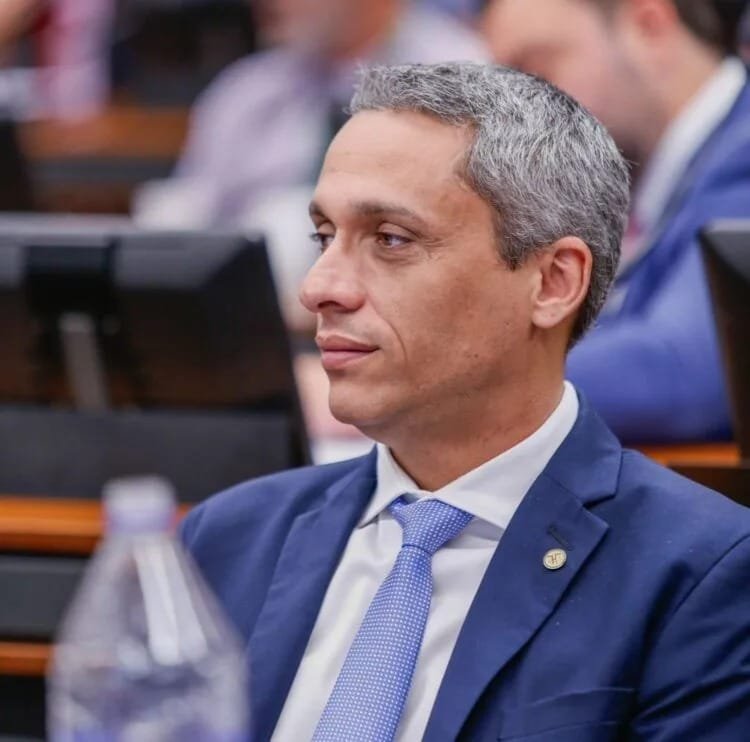 Gustavo Gayer lidera corrida ao Senado em Anápolis na pesquisa Directa e cenário estimulado mostra disputa aberta